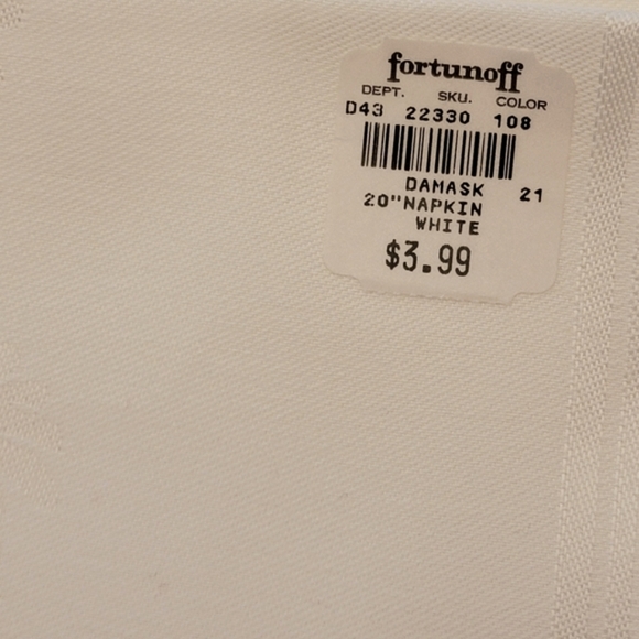 Fortunoff Ivory Damask Oval Tablecloth with 12 matching Napkins - Picture 10 of 10